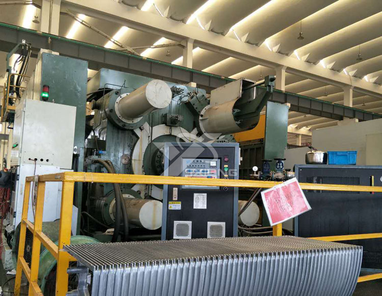壓鑄行業(yè)油溫機現(xiàn)場圖——模溫機